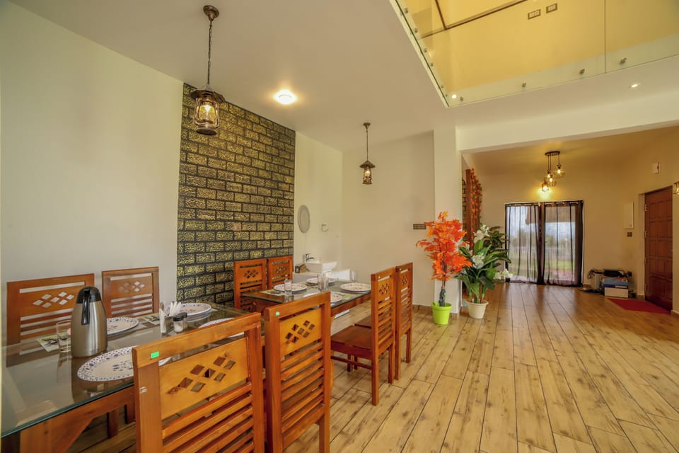 Luxury Villa, Balcony, Mountain View | In-room dining