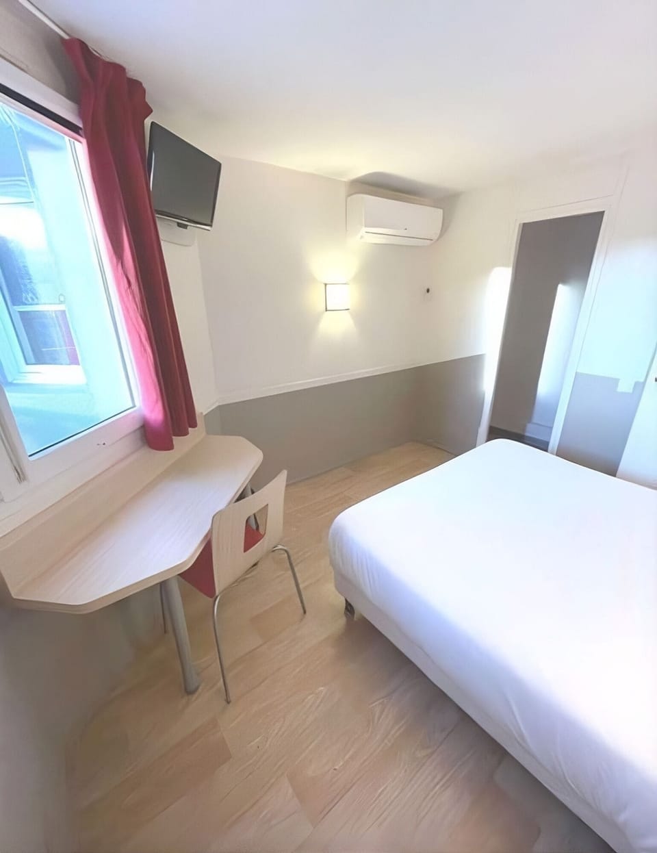 Desk, free cribs/infant beds, bed sheets