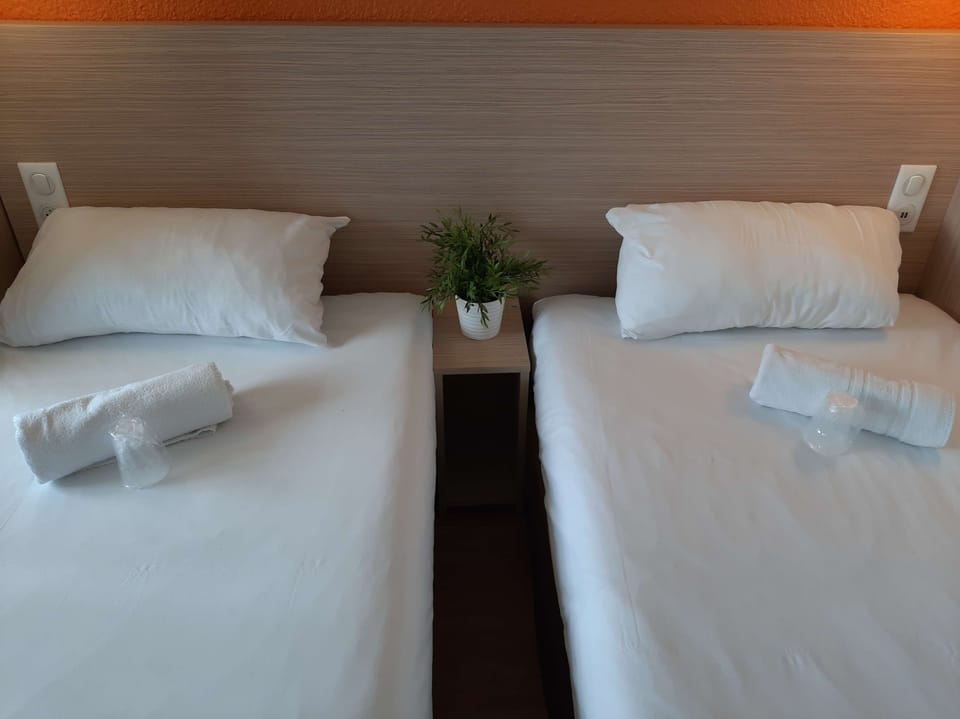 Standard Room, 2 Twin Beds | Desk, blackout drapes, soundproofing, free WiFi