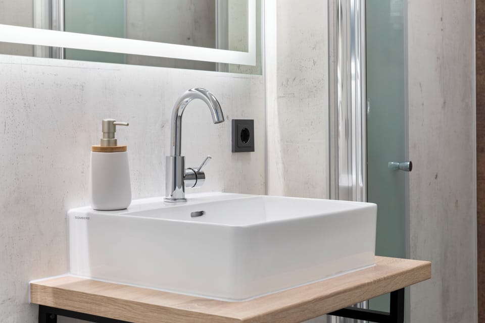 Design Double Room, 1 King Bed, Non Smoking, Private Bathroom | Bathroom | Shower, hair dryer, towels, soap