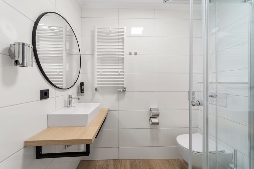 Deluxe Double Room, 1 King Bed, Non Smoking, Private Bathroom | Bathroom | Shower, hair dryer, towels, soap