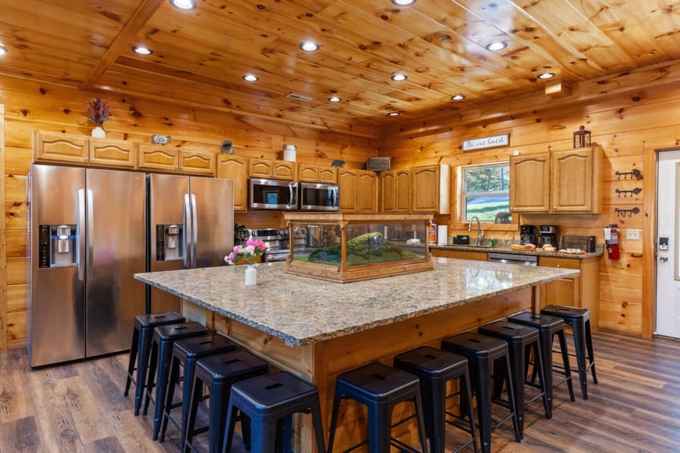 Family Cabin | Private kitchen | Fridge, microwave, oven, stovetop