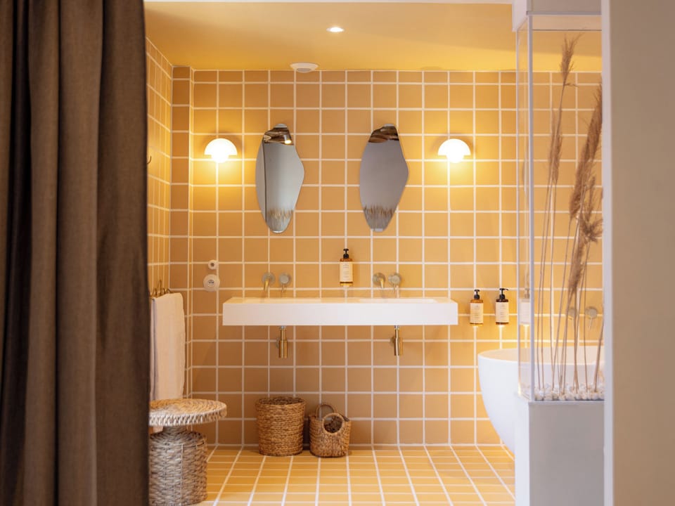 Deluxe Room, Balcony, City View | Bathroom | Hair dryer, towels, soap, shampoo