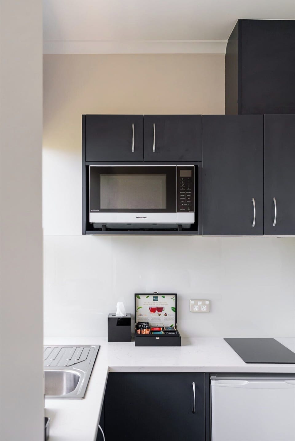 Deluxe Studio, 1 Queen Bed | Microwave
