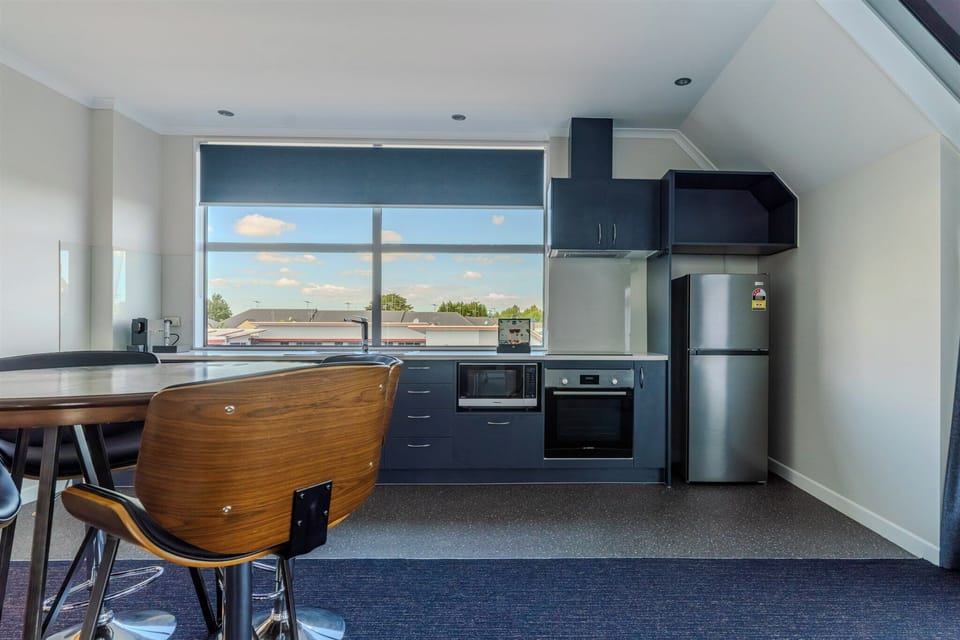 Executive Studio Suite, 1 King Bed | Private kitchen | Fridge, microwave, stovetop, electric kettle
