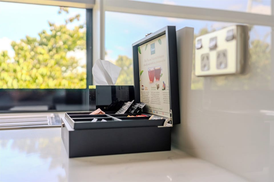 Deluxe Studio, 1 Queen Bed | Private kitchenette | Fridge, microwave, stovetop, electric kettle