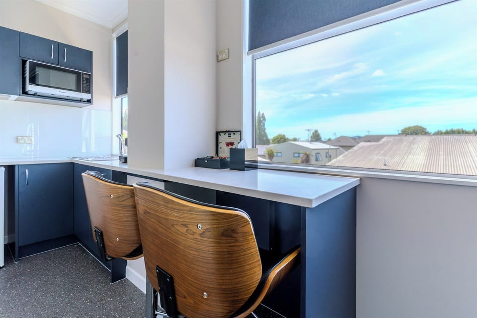 Premium Studio Suite, 1 Queen Bed, Bathtub | Room amenity