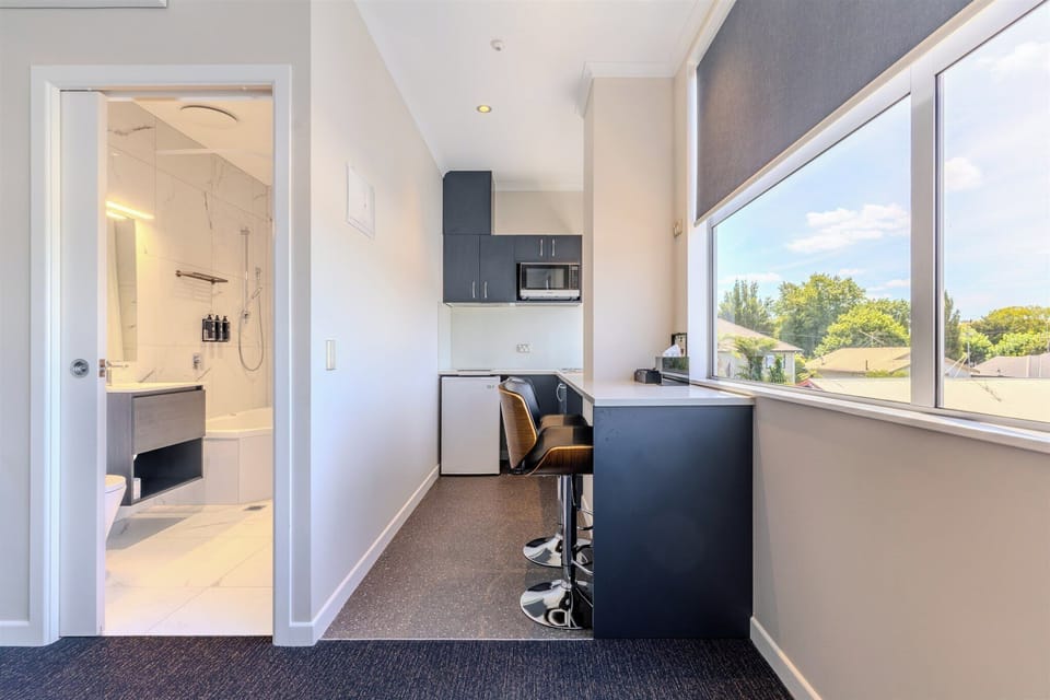 Premium Studio Suite, 1 Queen Bed, Bathtub | Bathroom | Free toiletries, hair dryer, towels, soap