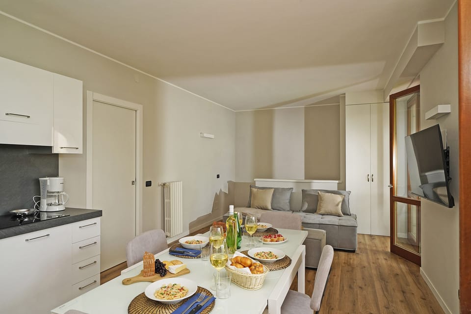 Apartment, Garden View | In-room dining