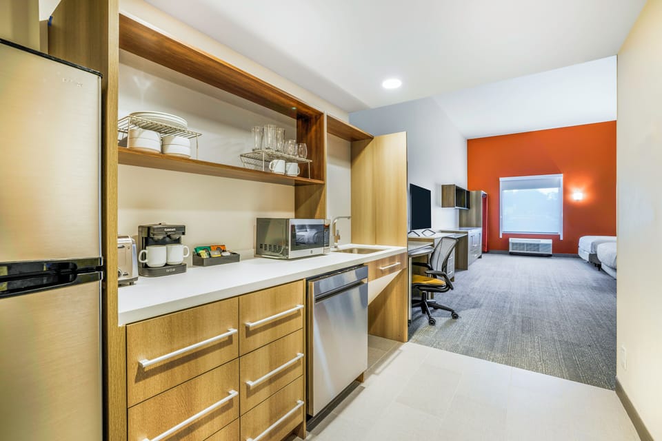 Studio Suite, 1 Queen Bed (Roll-In Shower) | Iron/ironing board, free cribs/infant beds, free WiFi, bed sheets