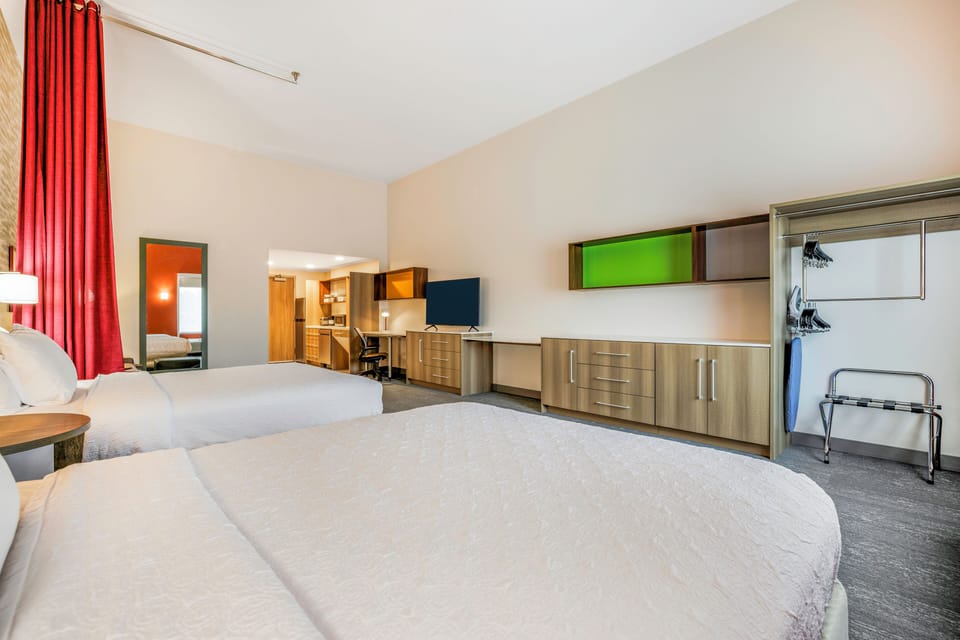 Studio Suite, 2 Queen Beds, Bathtub | Iron/ironing board, free cribs/infant beds, free WiFi, bed sheets
