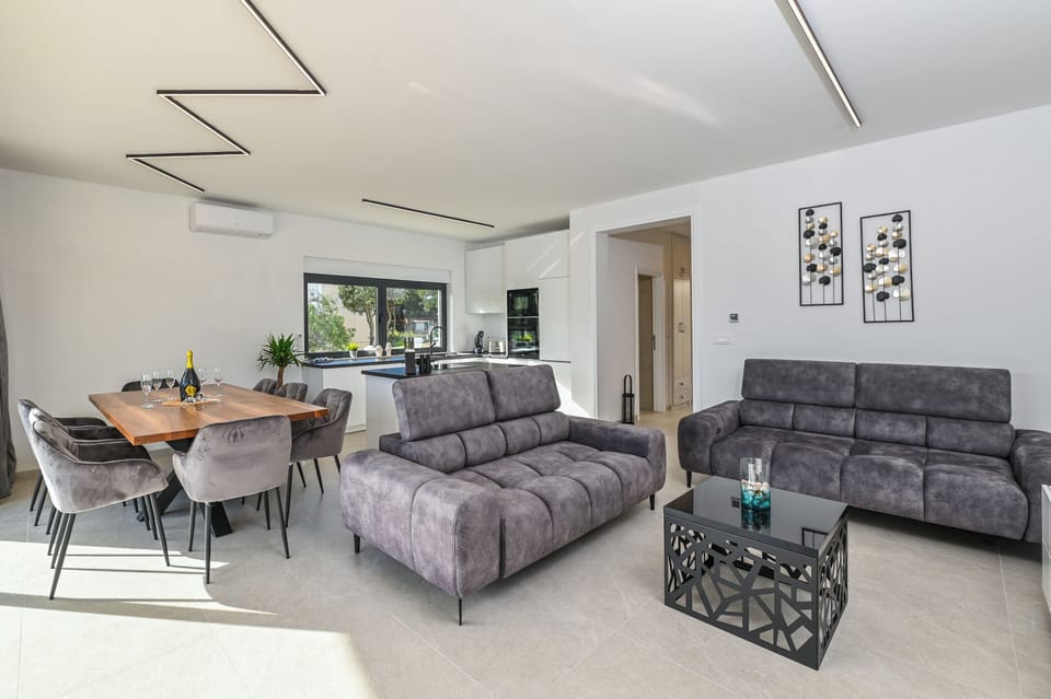 Deluxe Villa, 4 Bedrooms, Private Pool, Pool View | Private kitchen | Fridge, microwave, oven, stovetop