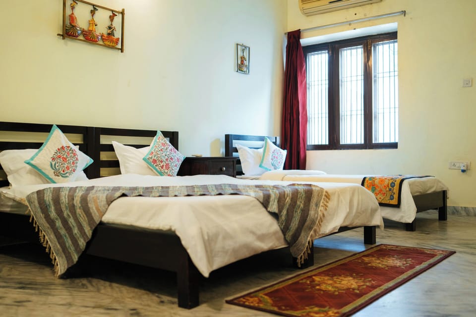 Family Room | Desk, free WiFi, bed sheets