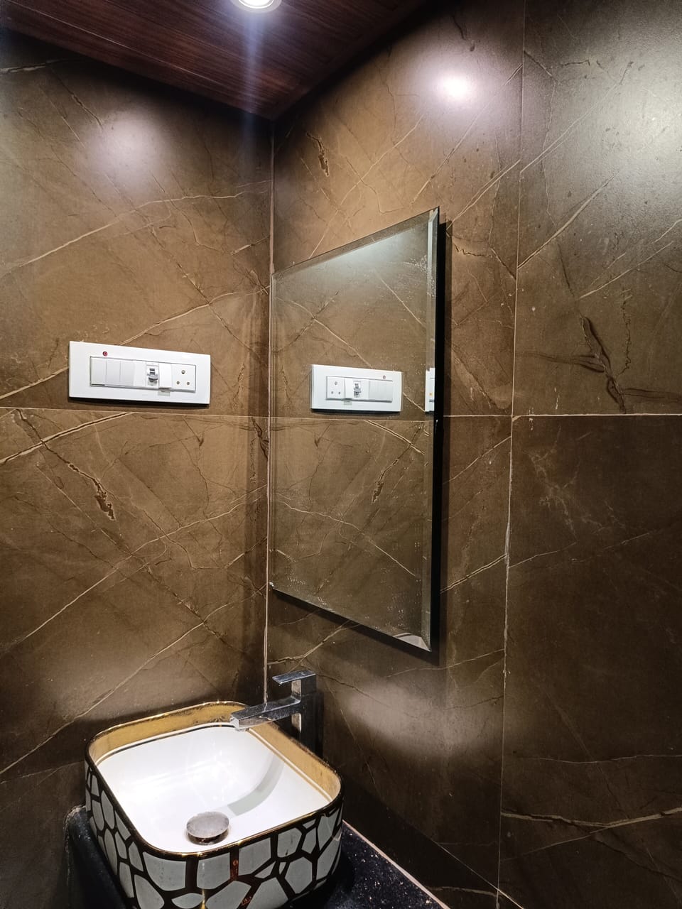 Deluxe Double Room | Bathroom | Shower, rainfall showerhead, towels, soap