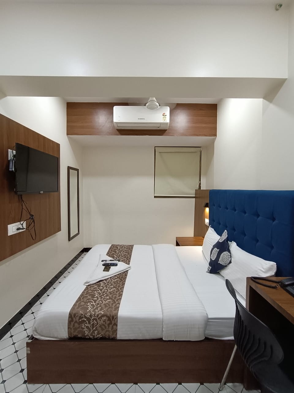 Deluxe Double Room | Desk, laptop workspace, iron/ironing board, bed sheets