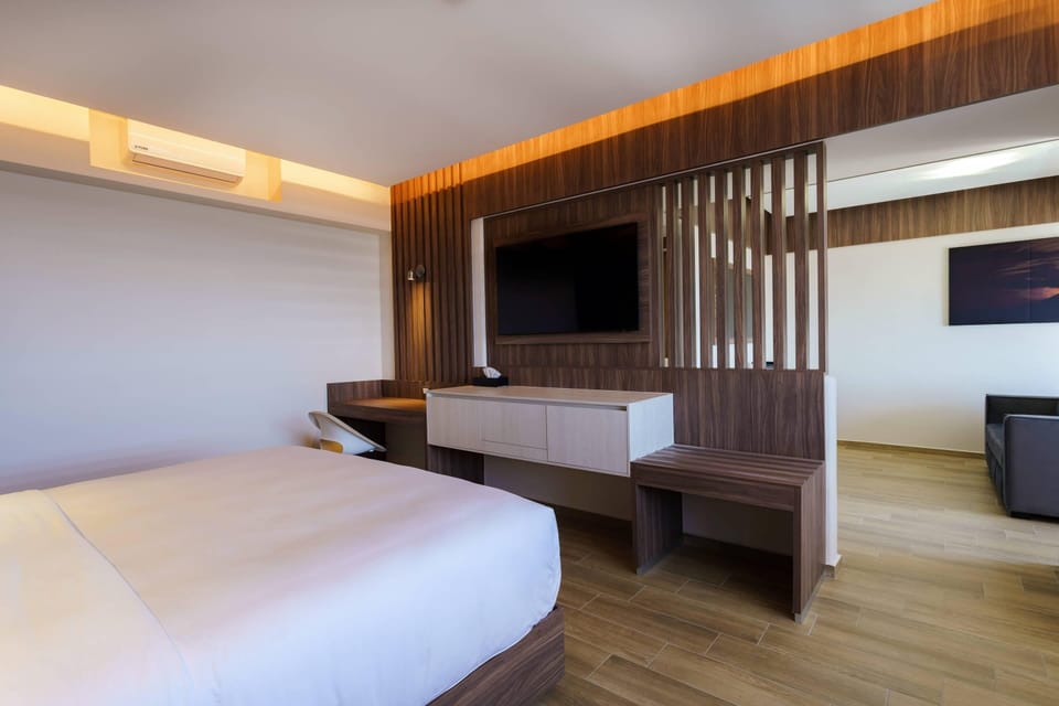Junior Room, 1 King Bed, Non Smoking | Premium bedding, in-room safe, desk, laptop workspace
