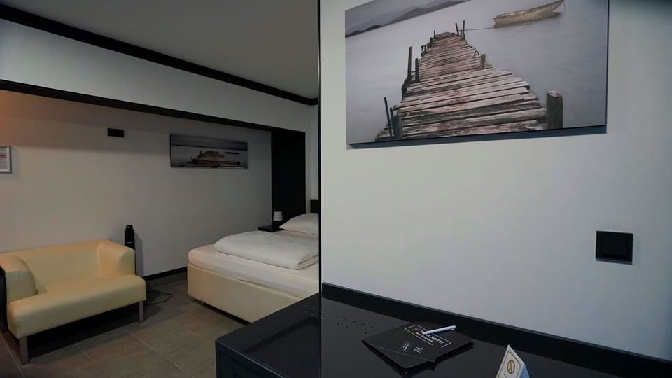 Economy Twin Room | Living area | TV