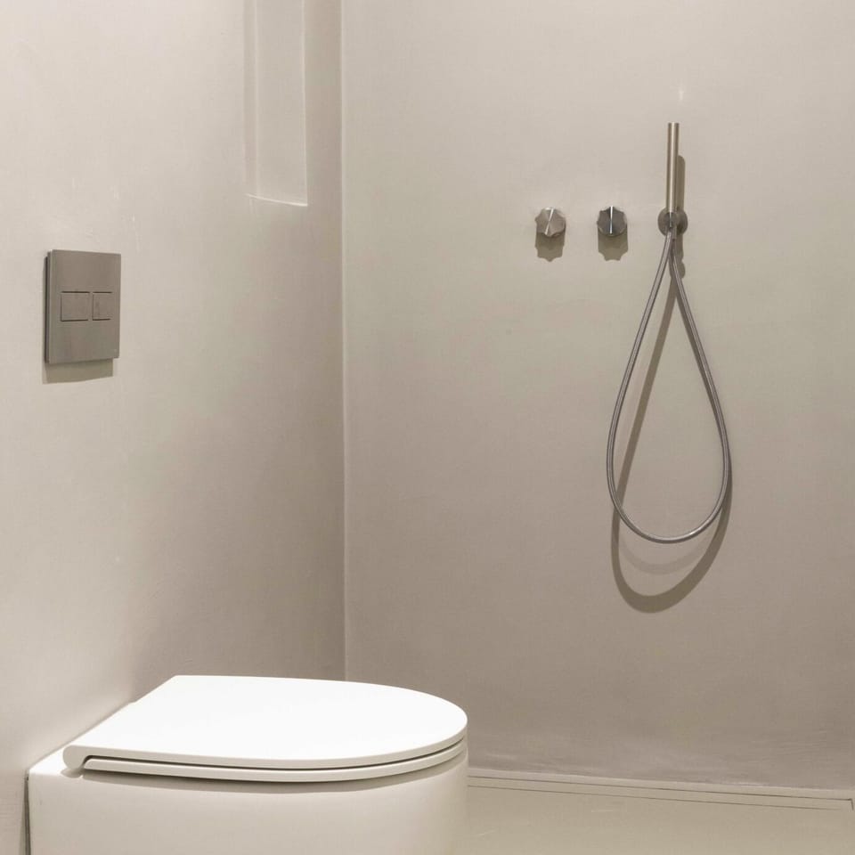Suite (HO'L) | Bathroom | Shower, rainfall showerhead, hair dryer, towels