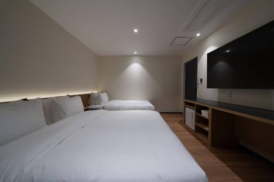 Spa Room | Down comforters, desk, free WiFi