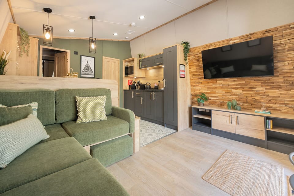 Cabin, Pets Allowed | Living area | Smart TV