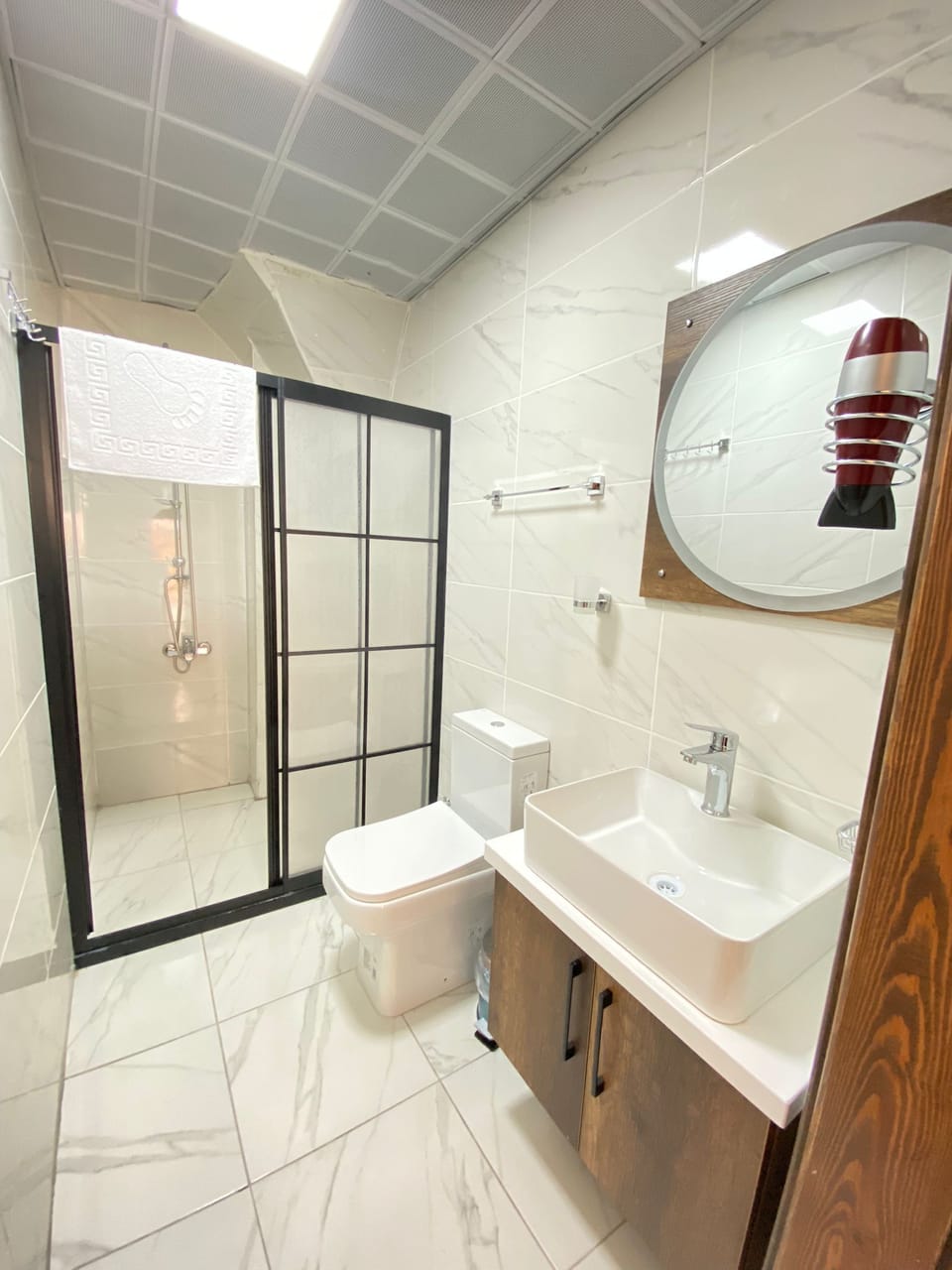 Shower, rainfall showerhead, free toiletries, hair dryer