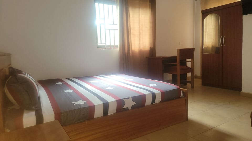 Standard Studio | Desk, laptop workspace, WiFi (free)