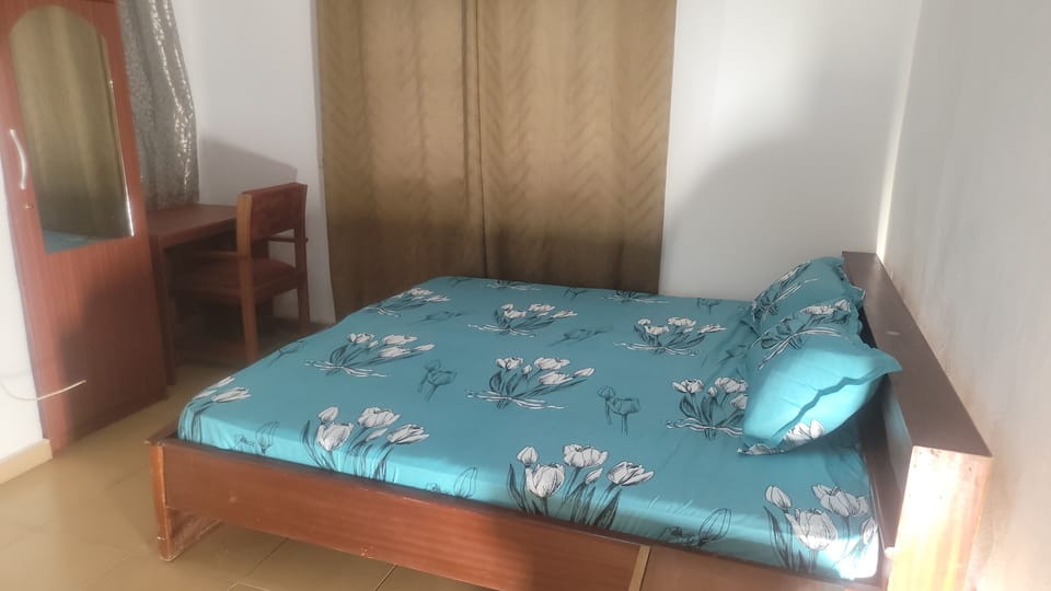 Standard Studio | Desk, laptop workspace, WiFi (free)