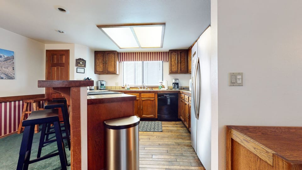 Condo, 3 Bedrooms | Private kitchen | Fridge, oven, coffee/tea maker, toaster