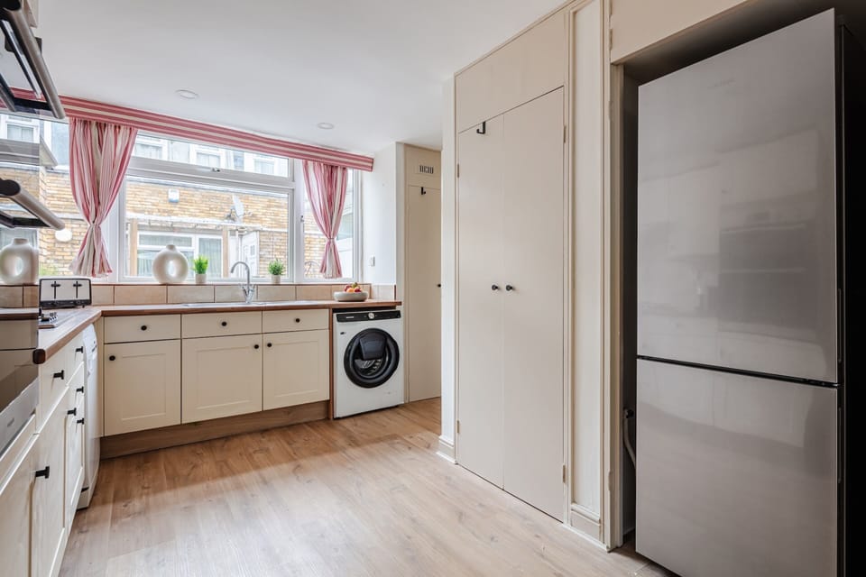 City Apartment, 4 Bedrooms, Non Smoking, Patio | Private kitchen | Full-size fridge, microwave, oven, stovetop