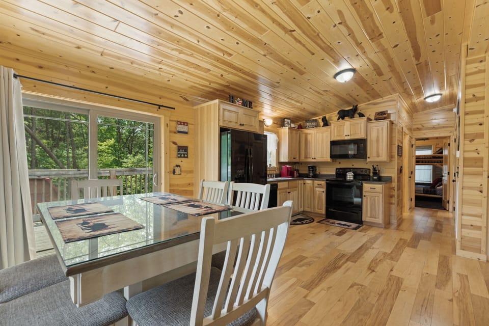 Comfort Cabin, 2 Bedrooms, Fireplace, Mountain View | In-room dining