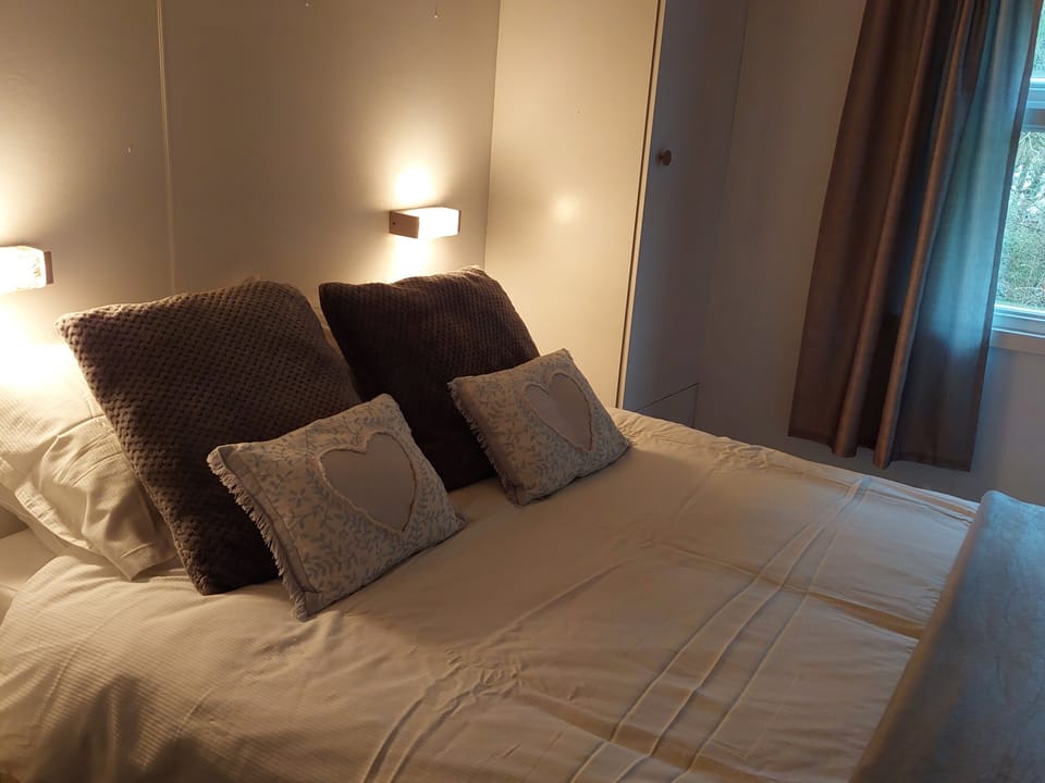 Cabin | 2 bedrooms, iron/ironing board, free WiFi, bed sheets