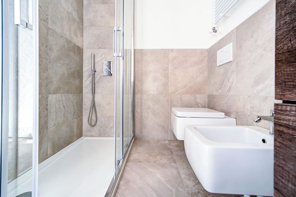 Apartment | Bathroom | Soap, shampoo, toilet paper