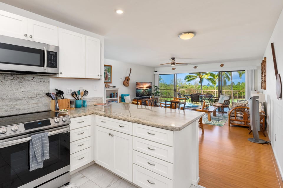 Condo, Multiple Beds (Keauhou Punahele#E-202) | Private kitchen | Oven, toaster