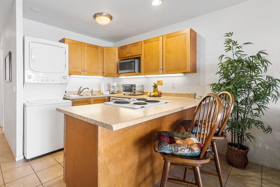 Condo, 1 Queen Bed with Sofa bed (Kona Isle E24) | Private kitchen | Oven, toaster, paper towels