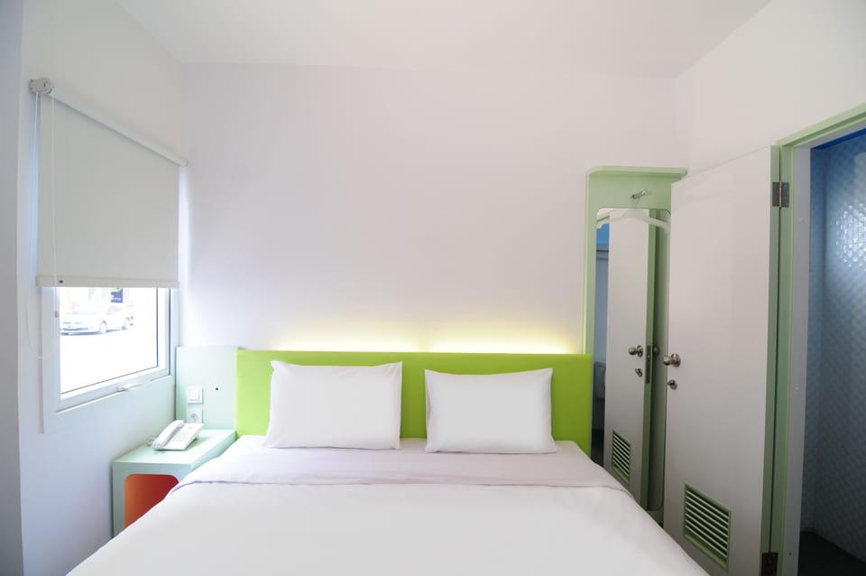 Desk, soundproofing, free WiFi, bed sheets