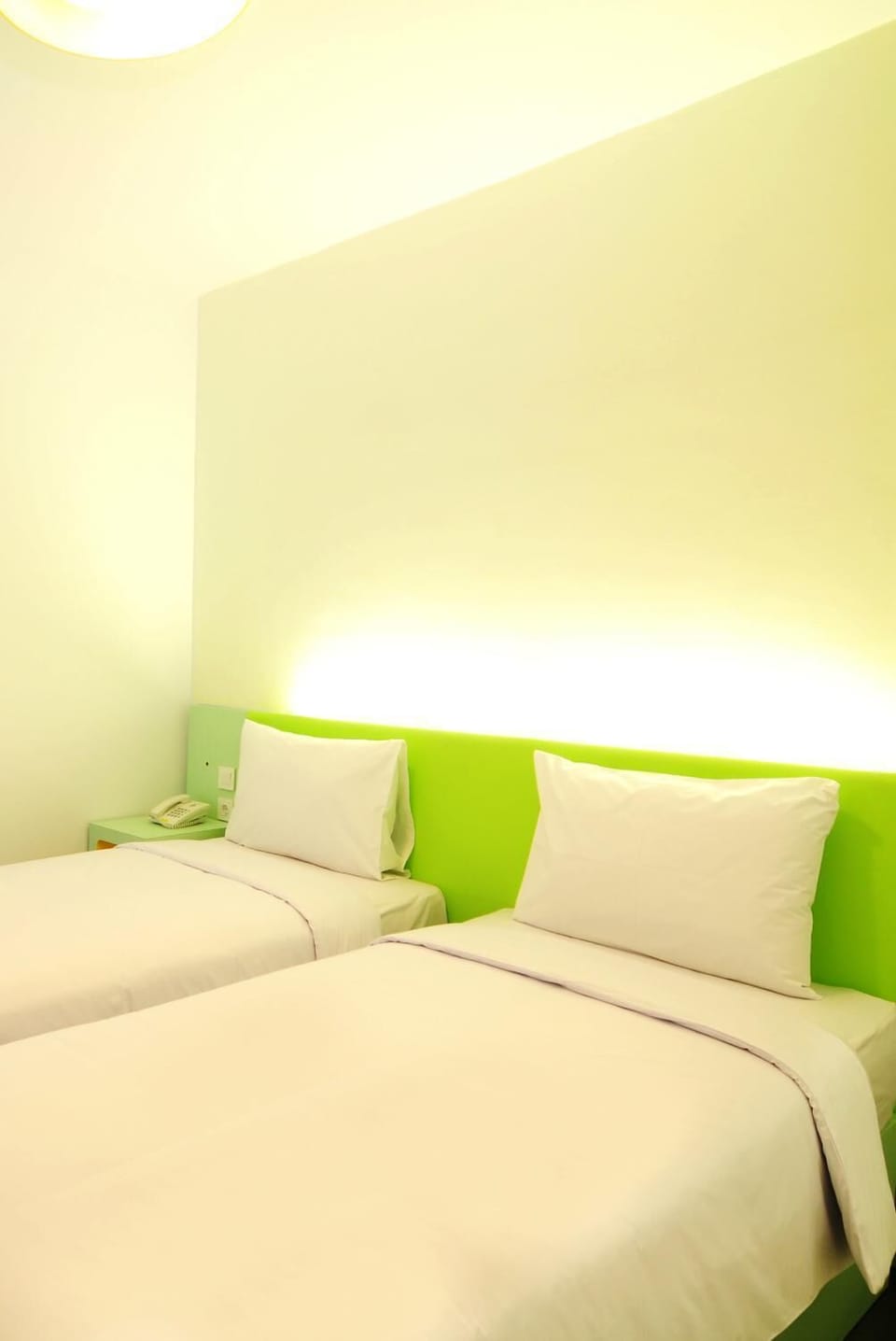 Desk, soundproofing, free WiFi, bed sheets