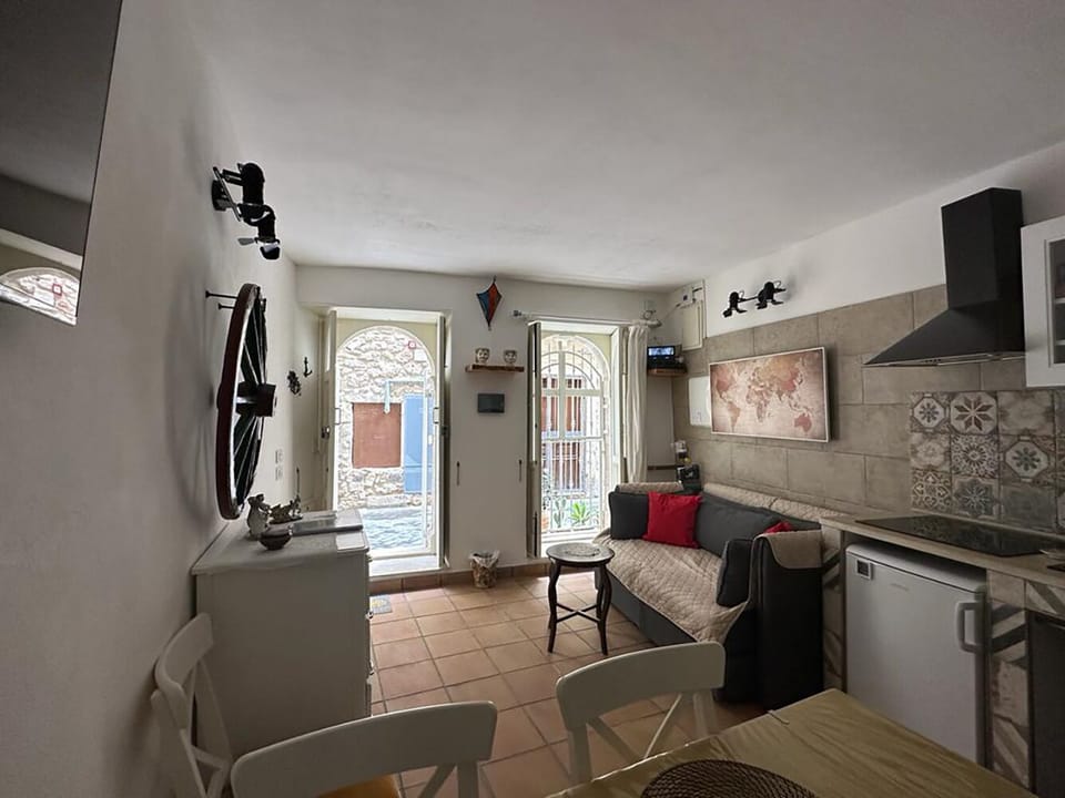 Apartment | Living area | 35-inch TV with digital channels