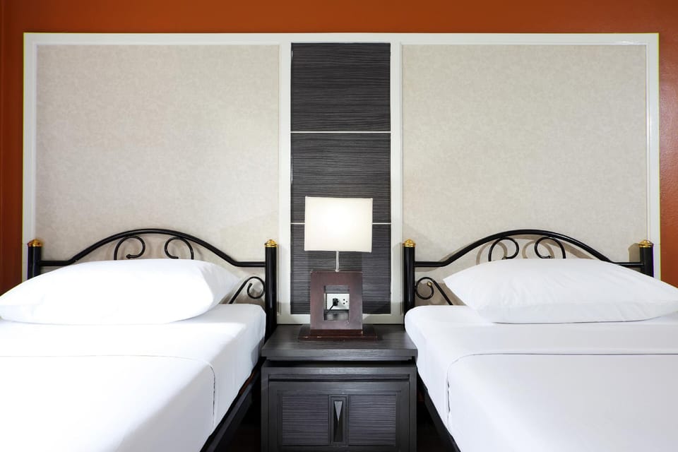 Deluxe Twin Room | In-room safe, desk, laptop workspace, blackout drapes