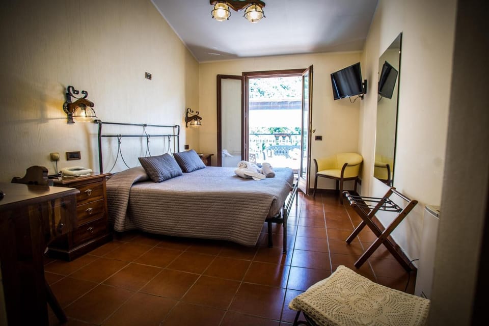Desk, cribs/infant beds, rollaway beds, free WiFi
