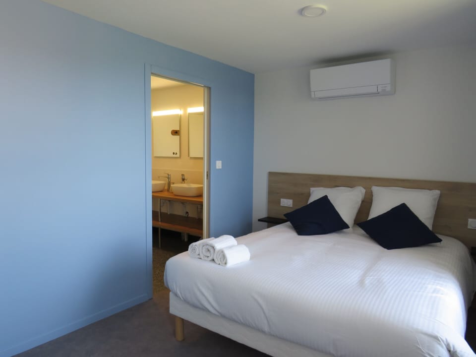 Double Room | Blackout drapes, soundproofing, iron/ironing board, free WiFi