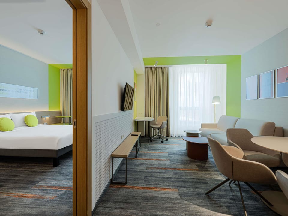Standard Room, 1 Queen Bed | Minibar, in-room safe, desk, blackout drapes