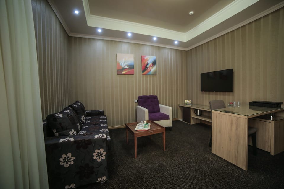 Junior Suite | Living area | TV