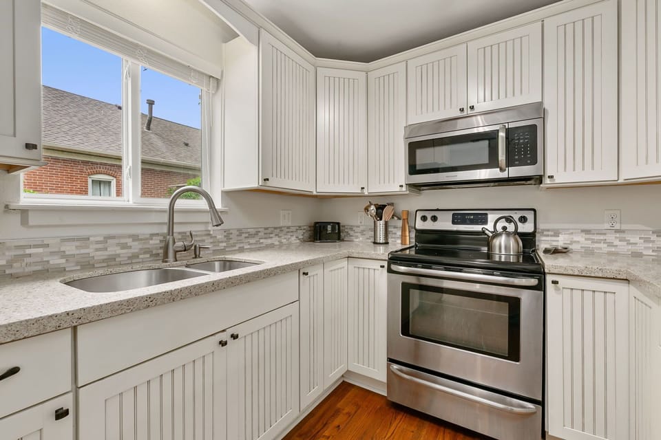 House, Multiple Beds, Patio, Garden View (455 N Sherwood Street) | Private kitchen | Fridge, microwave, oven, stovetop