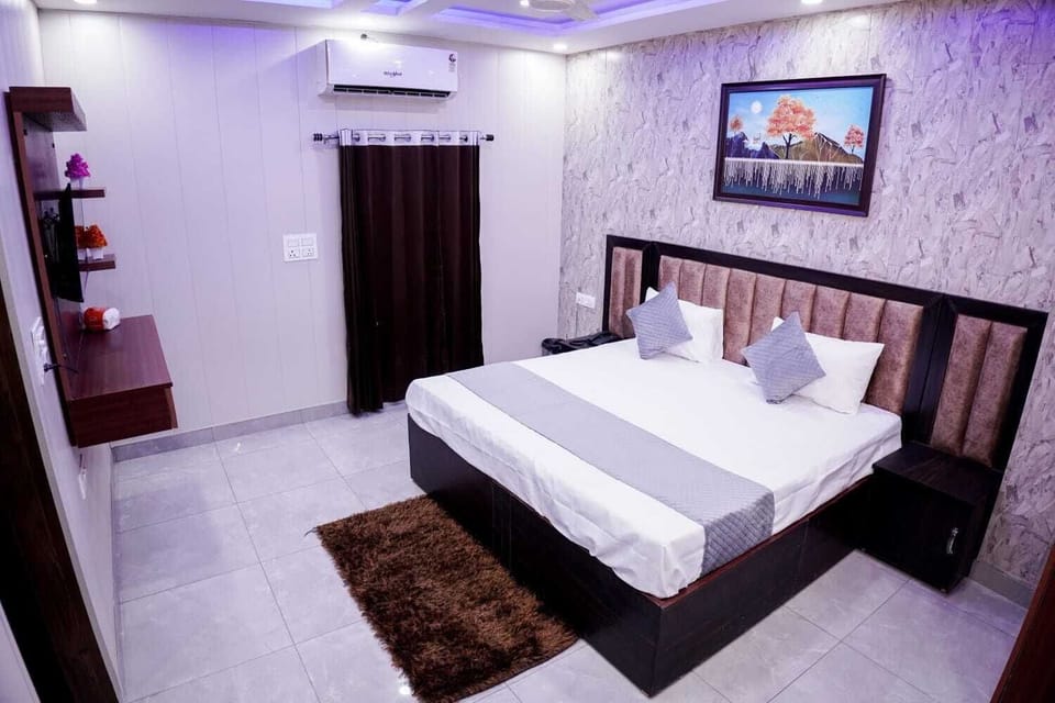 Deluxe Room | 1 bedroom, in-room safe, desk, laptop workspace