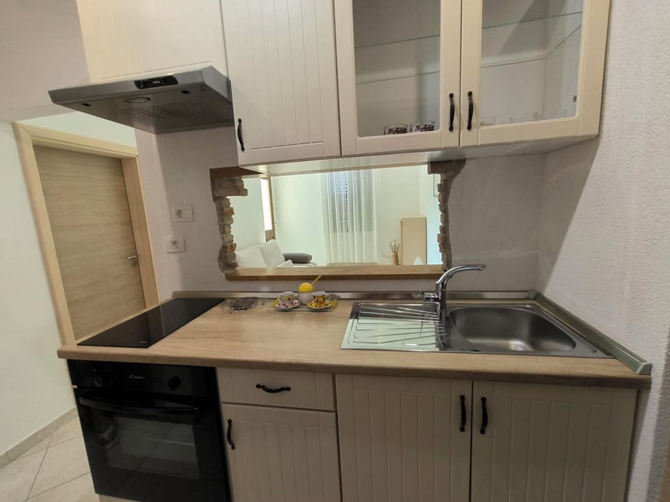 Apartment, Balcony, Sea View | Private kitchen