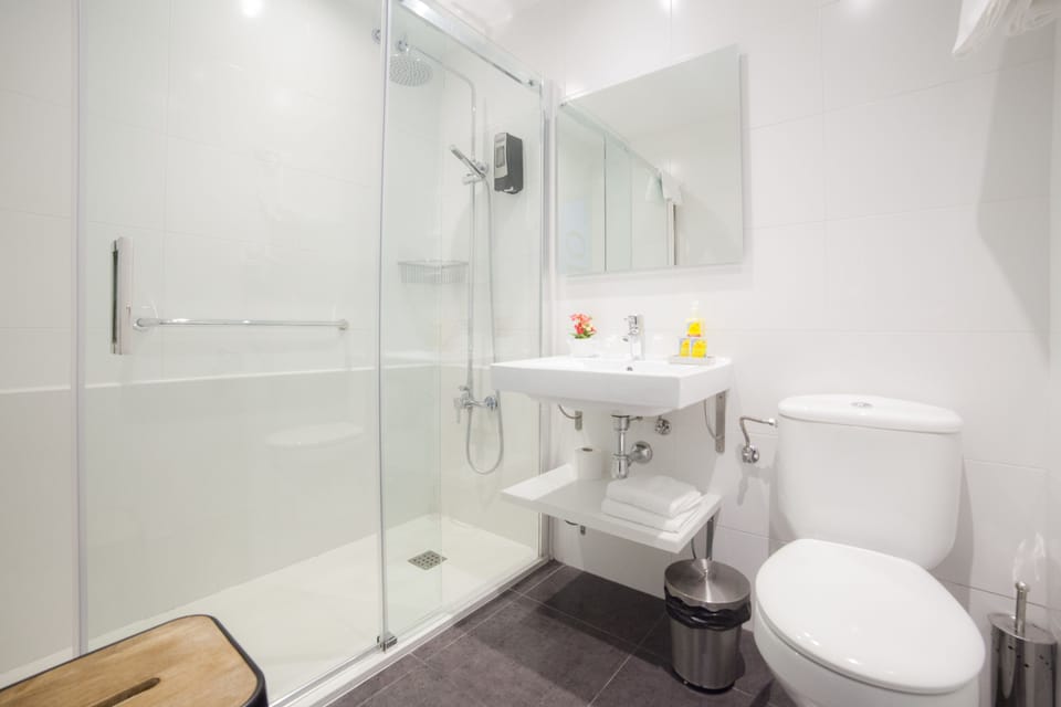 Triple Room, Balcony | Bathroom | Shower, free toiletries, hair dryer, towels