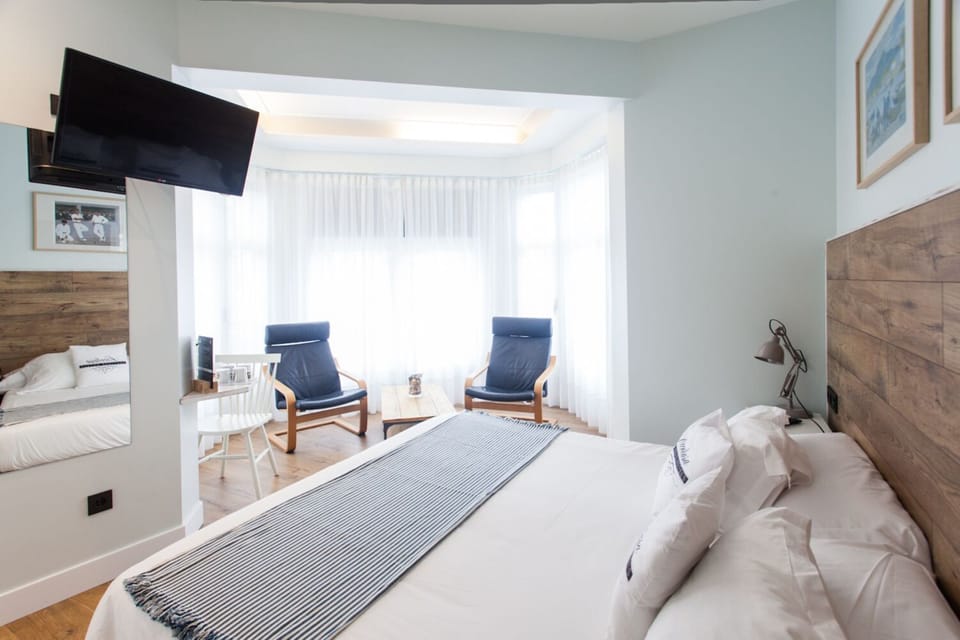 Junior Studio Suite | Free minibar items, in-room safe, desk, blackout drapes