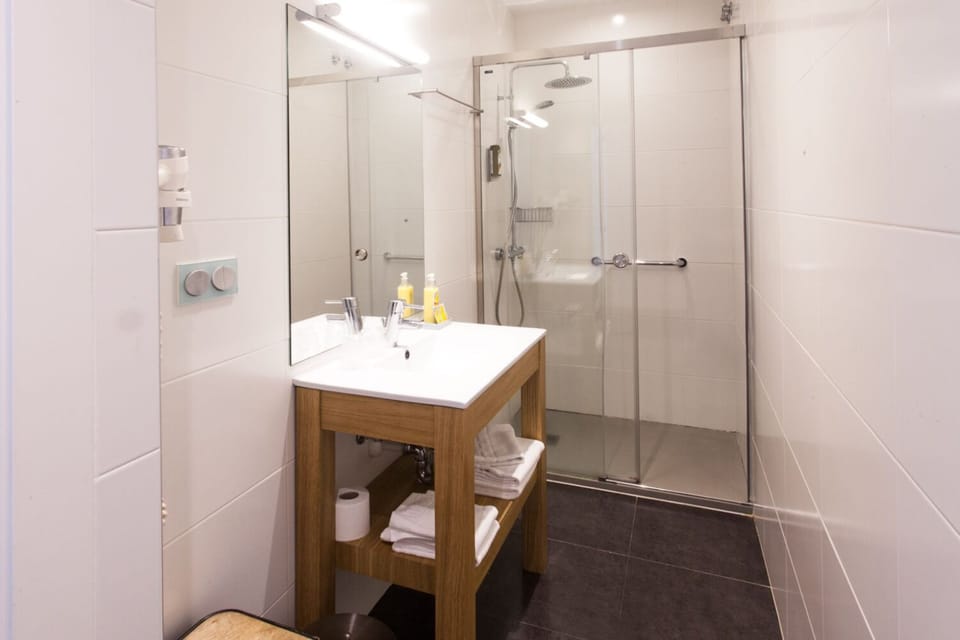 Junior Studio Suite | Bathroom | Shower, free toiletries, hair dryer, towels
