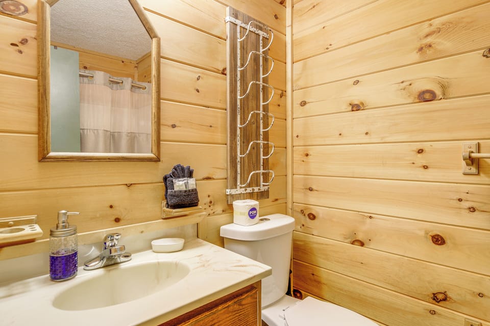 Cabin w/ Private Hot Tub ~ 7 Mi to Pigeon Forge! Cottage in Pigeon Forge