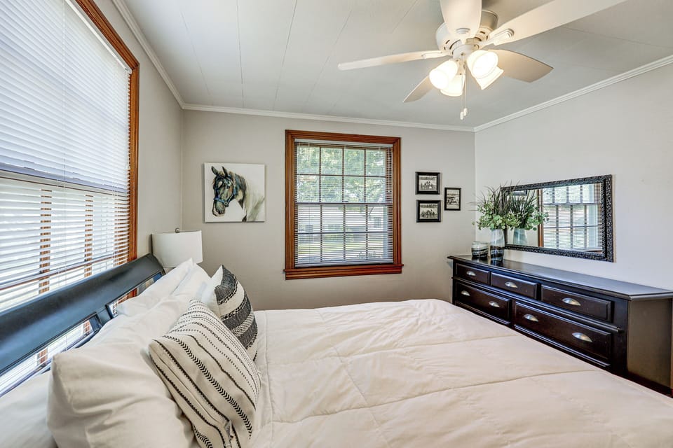 Walk to Oaklawn Racetrack: Hot Springs Getaway! Cottage in Hot Springs